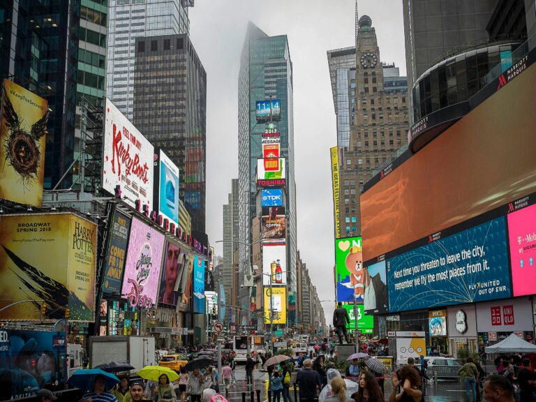 Ilustrasi vibe marketing dengan konten emosional yang menghadirkan mood positif untuk branding digital